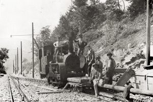 1900 – Construction de la ligne Aigle-Leysin, ici la pose de la voie à Rennaz avec la locomotive à vapeur n°10 © Collection Y. Ryncki