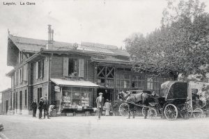 Vers 1905 – Jolie animation devant la première gare de Feydey qui est désormais pourvue d’un kiosque. © Collection G. Hadorn