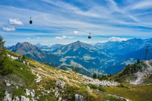 La télécabine de la Berneuse offre une vue incroyable sur les montagnes © Visualps