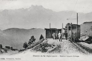 1901 – Le modeste abri qui tenait lieu de première gare à Leysin-Village et qui provoqua la colère des autorités. © Collection G. Hadorn