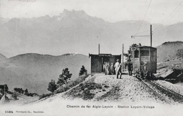 1901 – Le modeste abri qui tenait lieu de première gare à Leysin-Village et qui provoqua la colère des autorités. © Collection G. Hadorn