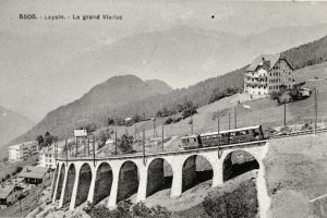 Vers 1915 – Vue générale du viaduc de Leysin, tout neuf, peu après son inauguration en décembre 1914. © Collection G. Hadorn