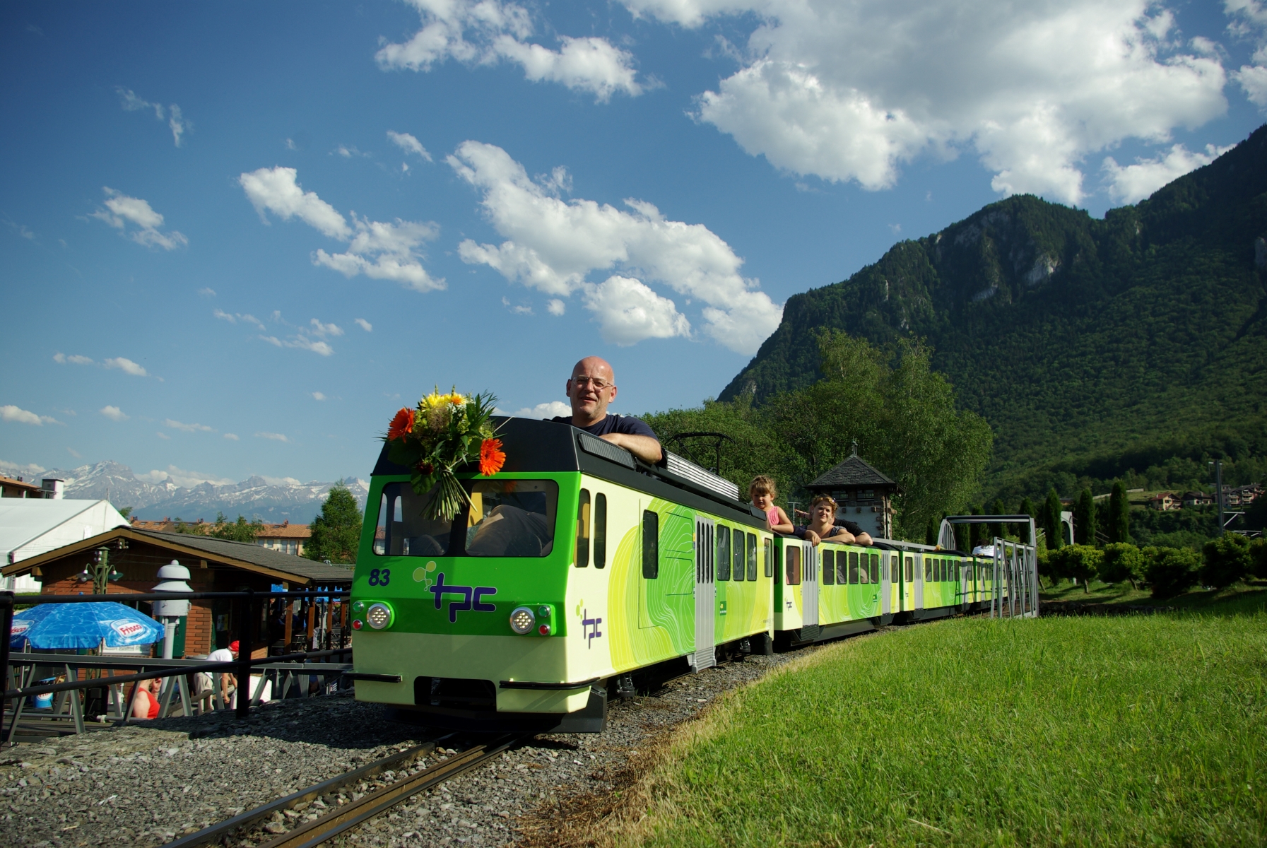 Habillage de la réplique du train Bex-Villars-Bretaye au Swiss Vapeur Parc, le Bouveret